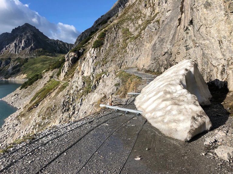 Lünersee Umrundung unpräparierter Weg mit Altschneefeldern