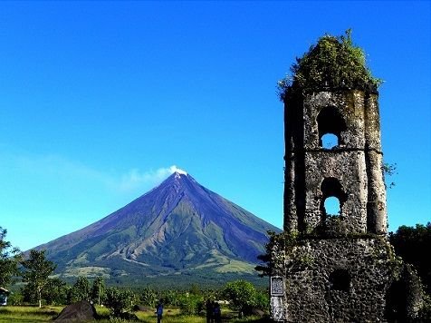 Cagsawa-ruins-with-Mayon-Volcano-at-the-background.-From-flickr..jpg