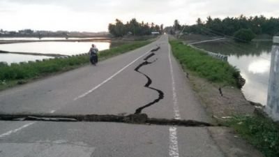 jalan-retak-akibat-gempa-di-pidie-jaya_20161207_175055.jpg