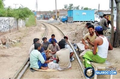 funny_fun_humor_pakistani_people_pics_images_pictures_photos_amazing_sitting-railway_track.jpg