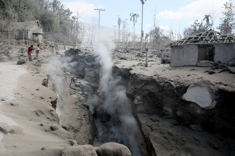 Jalur-Guguran-Lava-Sinabung-030415-Irp-11.jpg