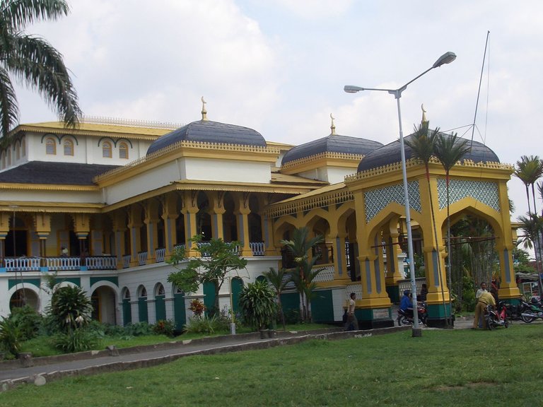 1280px-Maimun_Castle_Medan_Indonesia.JPG