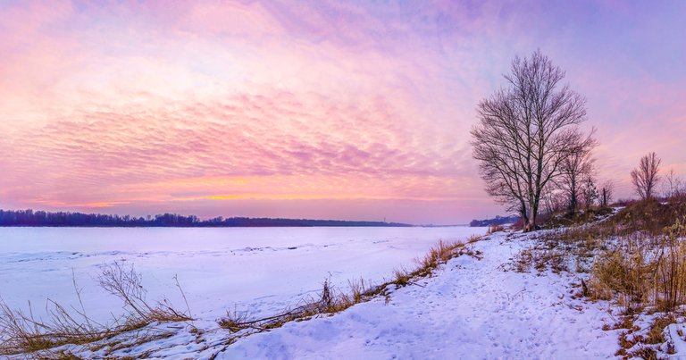 Evening on frozen Vistula_1200px.jpg