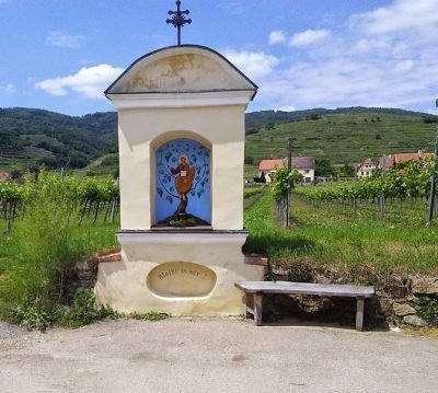 Roadside_chapel_west_of_Krems._Danube_bike_path,_Niederösterreich,_Austria._-_panoramio.jpg