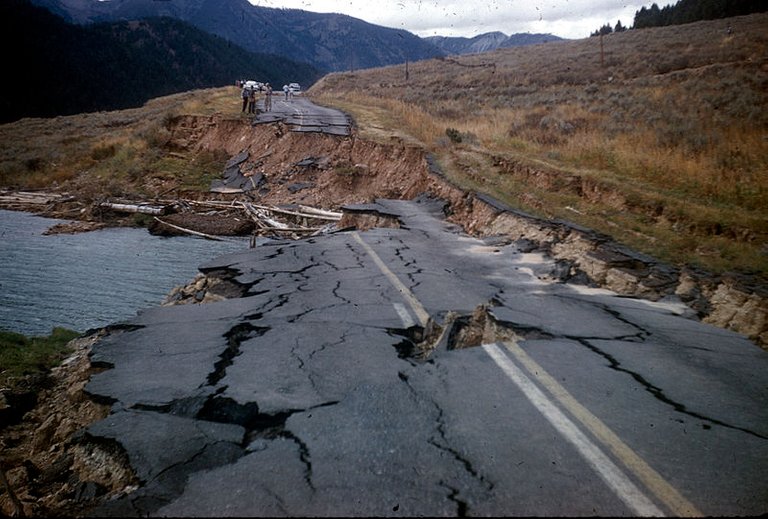 800px-Roaddamage59quake.JPG