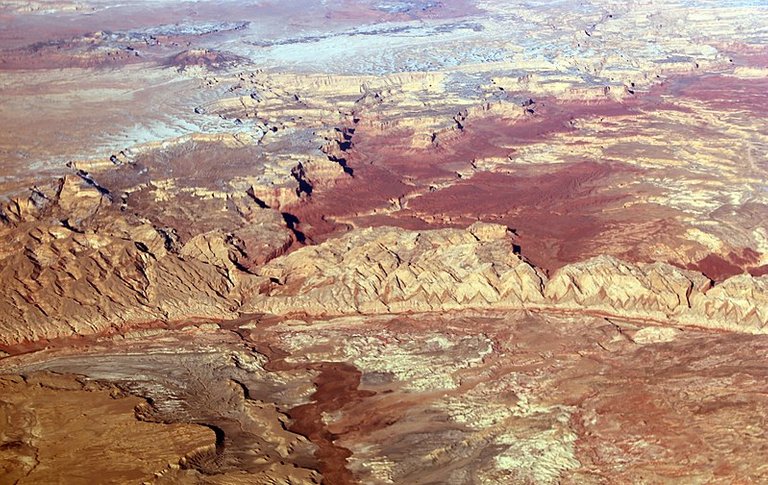 800px-Fault_scarp_at_San_Rafael_Reef_UT.jpg