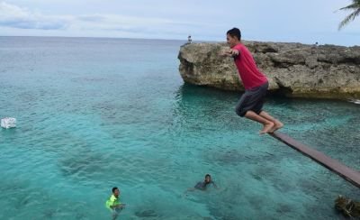 Sejumlah-wisatawan-berenang-di-pantai-Ujong-Kareung-Kecamatan-Sukajaya-Kota-Sabang-mereka-mengunakan.jpg