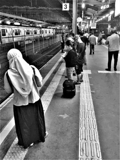 10Mar-Smartphonephotography-train-bw.jpg