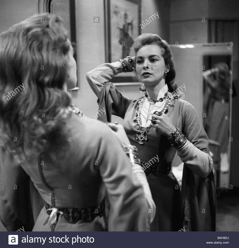 actress-janet-leigh-looks-at-her-reflection-in-the-mirror-at-a-costume-B4H9DJ.jpg