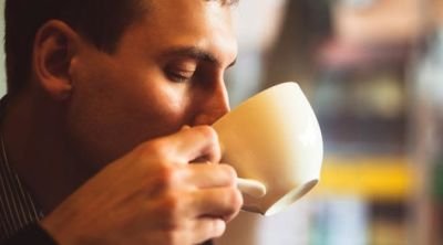 Orang-Sedang-Minum-Kopi.-Foto-Ilustrasi.jpg