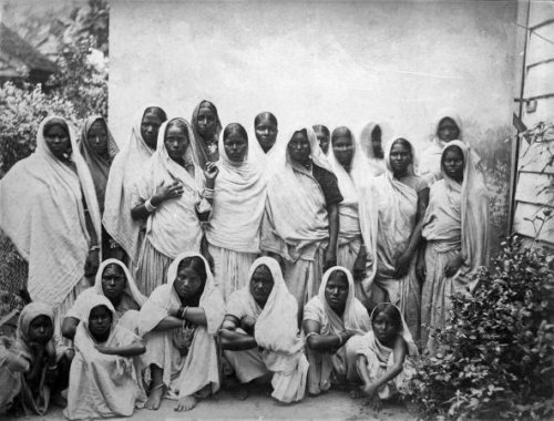 Wanita Indonesia dengan Kerudung, 1880. Stoop..jpg