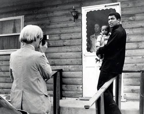 Andy Warhol fotografa Muhammad Ali e sua figlia, 1977: 