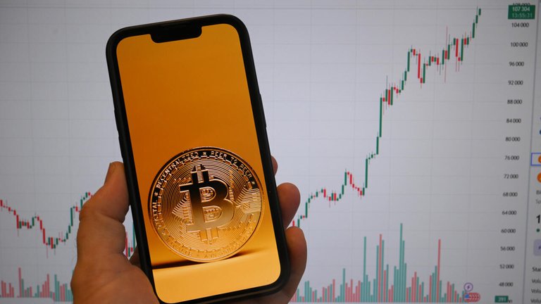 A strong recovery in the crypto market after Bitcoin held above 100,000