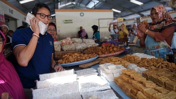 Jokowi Beli Tempe Tebal di Pasar Bogor, Sandiaga Ajak Lomba Cari Ukuran Tempe 