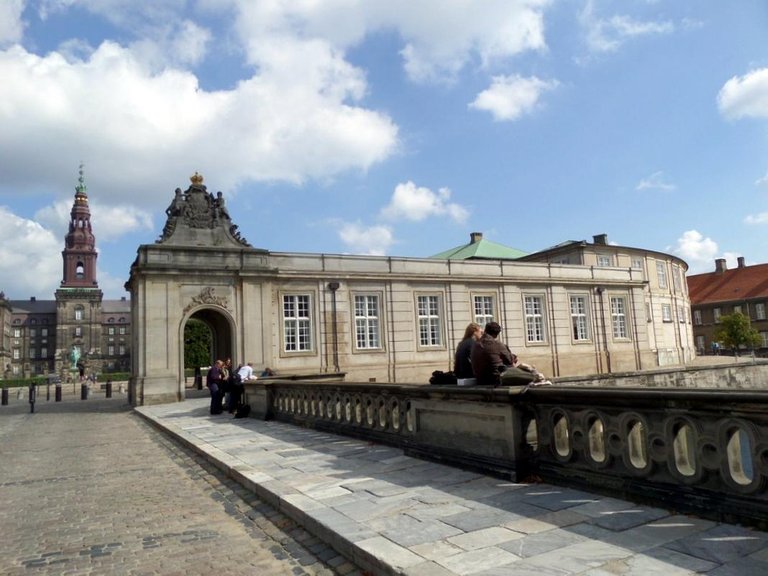 The canal and the palace