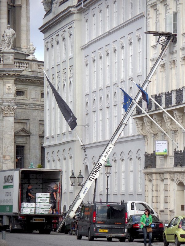 City movers with a lift