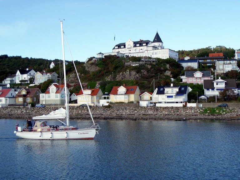 A sailboat entering Mölle harbor 