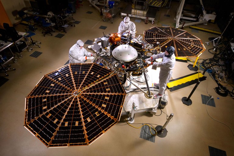 7270_Mars-InSight-Solar-Panels-Open-pia196641-full2.jpg