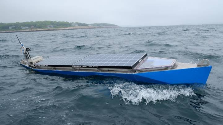 solar-voyager-solar-kayak.jpg