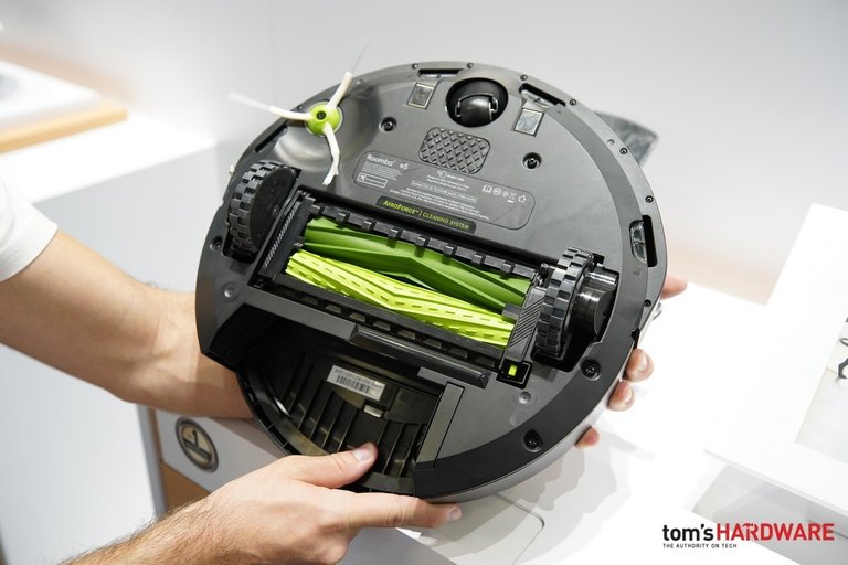 irobot-roomba-e5-05-049701a52bba7f5d10752dda1fa28c337.jpg