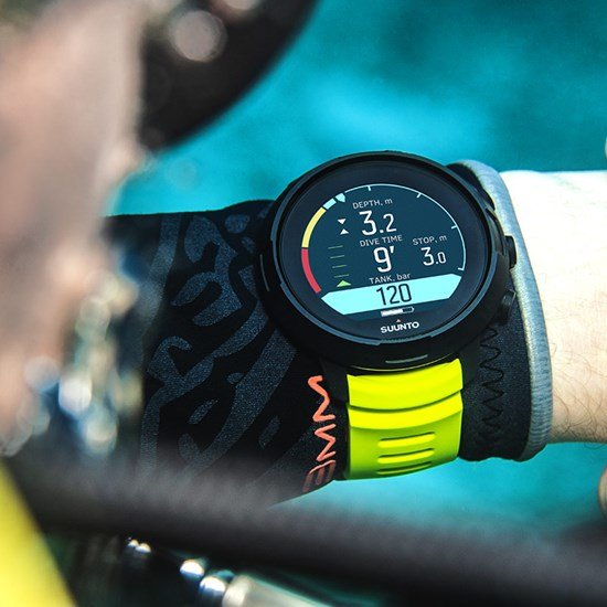 suunto-d5-black-lime-on-wrist-2.jpg