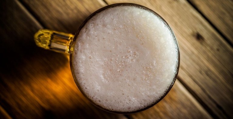 &iquest;Por qu&eacute; la espuma de la cerveza es blanca?