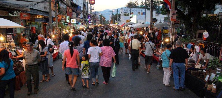 Chiang_Mai_sunday_evening_walking_street.jpg