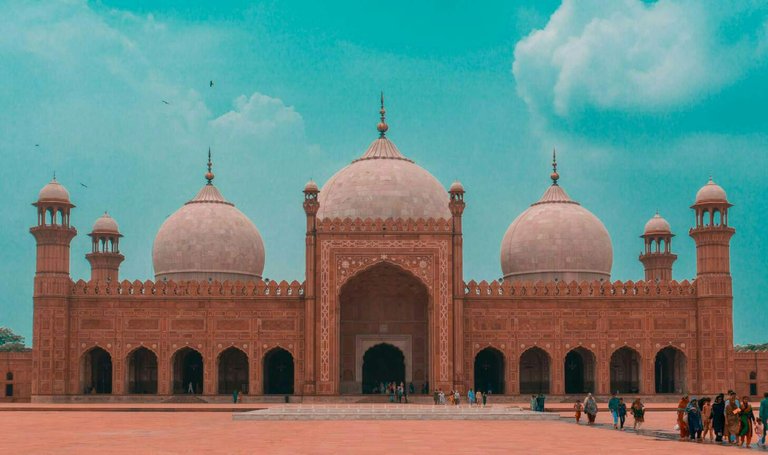 https://s3.us-east-2.amazonaws.com/partiko.io/img/aftabkhan123-badshahi-mosque-in-lahore-by-mughal-emperors-1534065587146.png