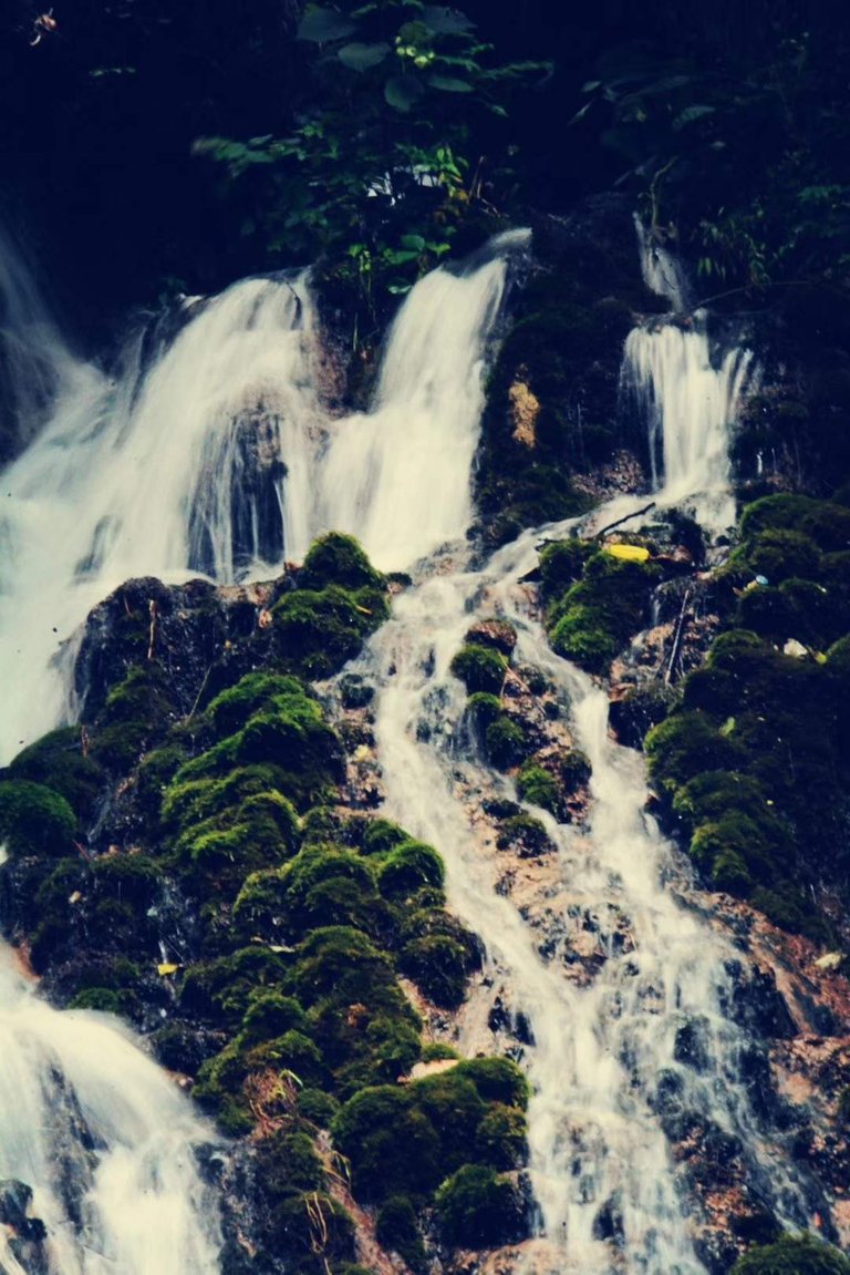 https://s3.us-east-2.amazonaws.com/partiko.io/img/digital0536-waterfall-in-luoyang-cn-1533541338428.png