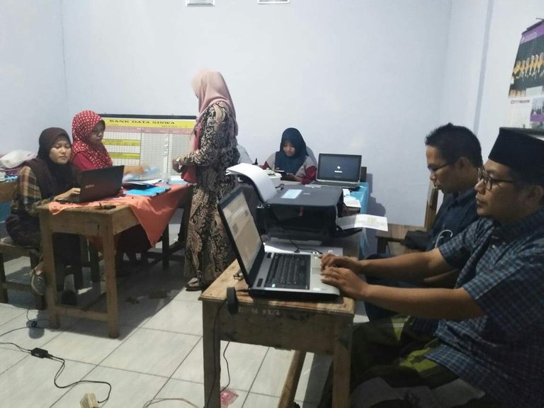 https://s3.us-east-2.amazonaws.com/partiko.io/img/farrohahulfa-poetry-farrohah-ulfa-37-jalan-cahaya-yang-antik-sonirh8c-1540654048720.png