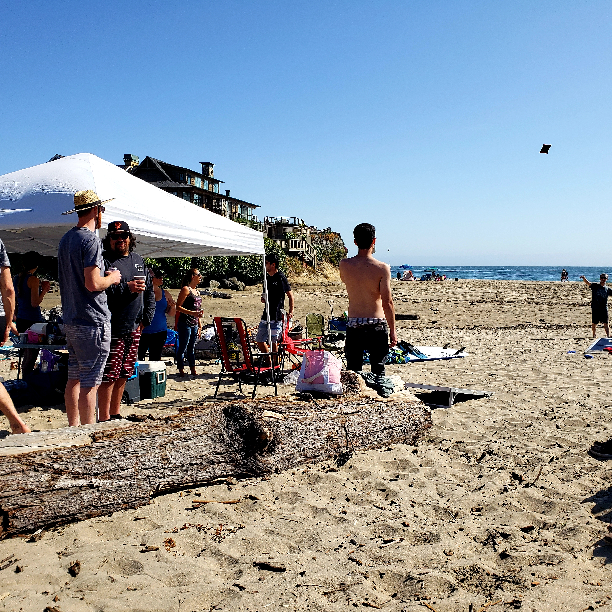 https://s3.us-east-2.amazonaws.com/partiko.io/img/happymoneyman-santa-cruz-beach-party-1526773087561.png