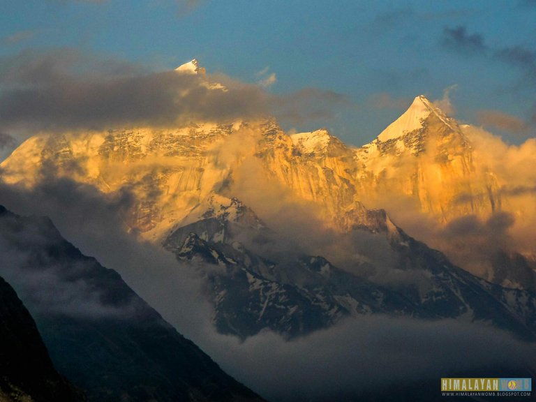 https://s3.us-east-2.amazonaws.com/partiko.io/img/himalayanwomb-confluence-of-yellow-and-white-above-6856-meters-h4fndfmw-1537682010373.png