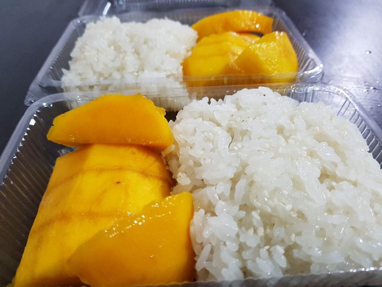 https://s3.us-east-2.amazonaws.com/partiko.io/img/junebride-thai-sweet-sticky-rice-with-mango-1530935913948.png