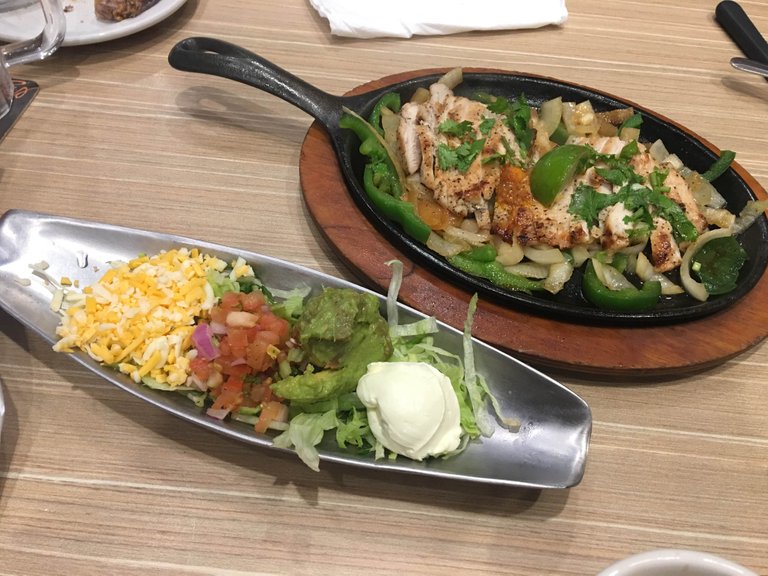 https://s3.us-east-2.amazonaws.com/partiko.io/img/lamcf6088-chicken-fajitas-lunch-7nzreruz-1544770191013.png