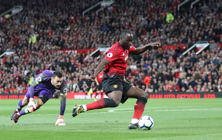 https://s3.us-east-2.amazonaws.com/partiko.io/img/macnoble-lukaku-misses-sitter-as-manchester-united-are-torn-apart-by-tottenham0bavdk9j-1535403743932.png