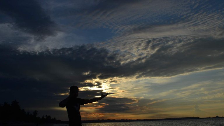 https://s3.us-east-2.amazonaws.com/partiko.io/img/muna84-the-beauty-of-the-twilight-at-ujong-blang-beach-lhokseumawe-1531498090066.png