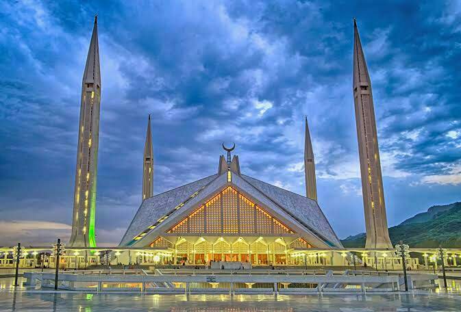 https://s3.us-east-2.amazonaws.com/partiko.io/img/qusain-shah-faisal-mosque3n2rsai3-1534521328085.png