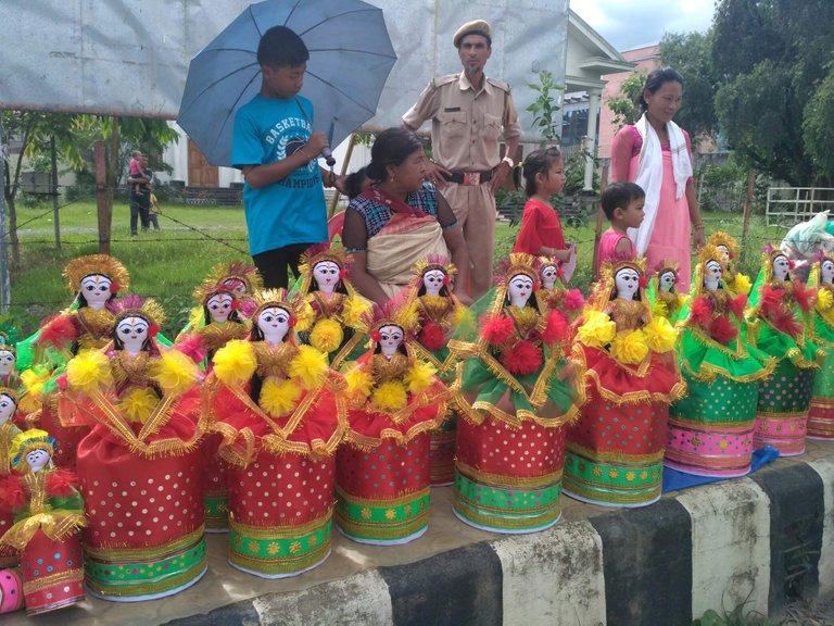 https://s3.us-east-2.amazonaws.com/partiko.io/img/ranikaoinam-laidhi-potloi-setpi-dolls-wearing-bridal-dressaux0iwdm-1535384384230.png