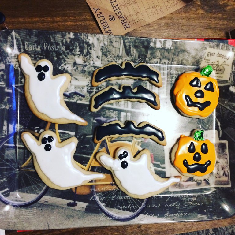 https://s3.us-east-2.amazonaws.com/partiko.io/img/this-is-us-halloween-treats-txbkal1m-1540346019986.png