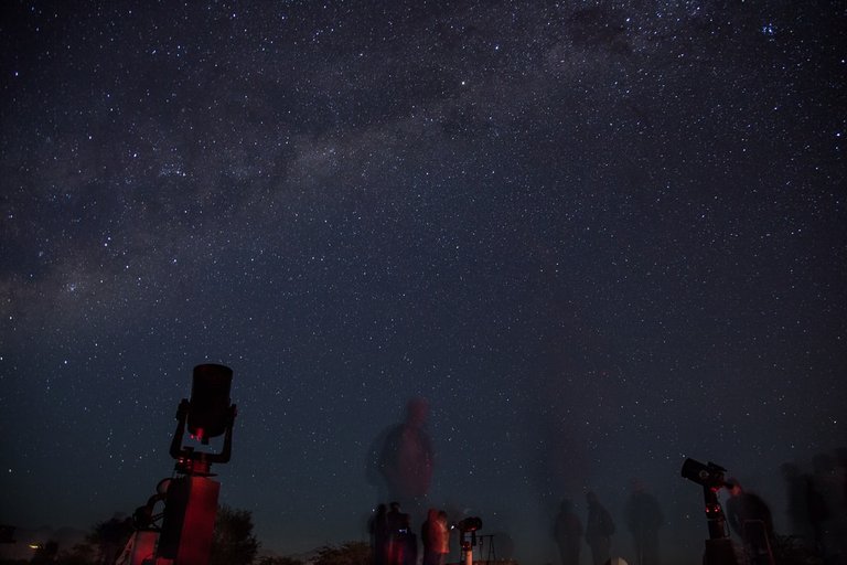 Amateurs enjoying the heavens.