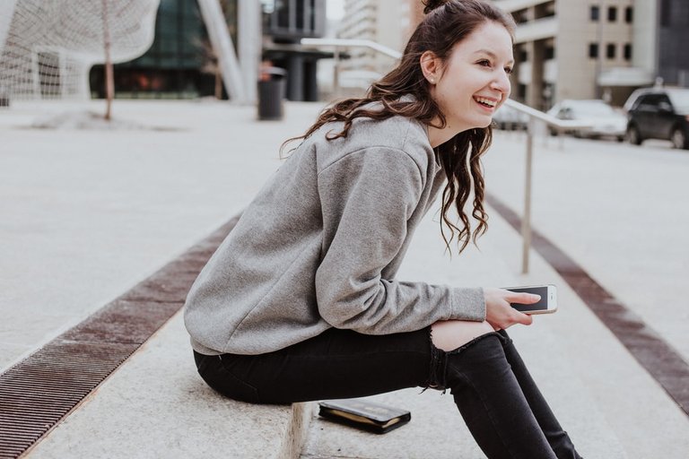 Woman, female, sitting and smiling | HD photo by Priscilla Du Preez (@priscilladupreez) on Unsplash