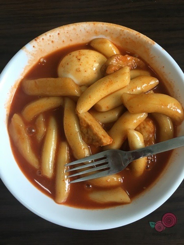 떡볶이가 나왔어요.JPG