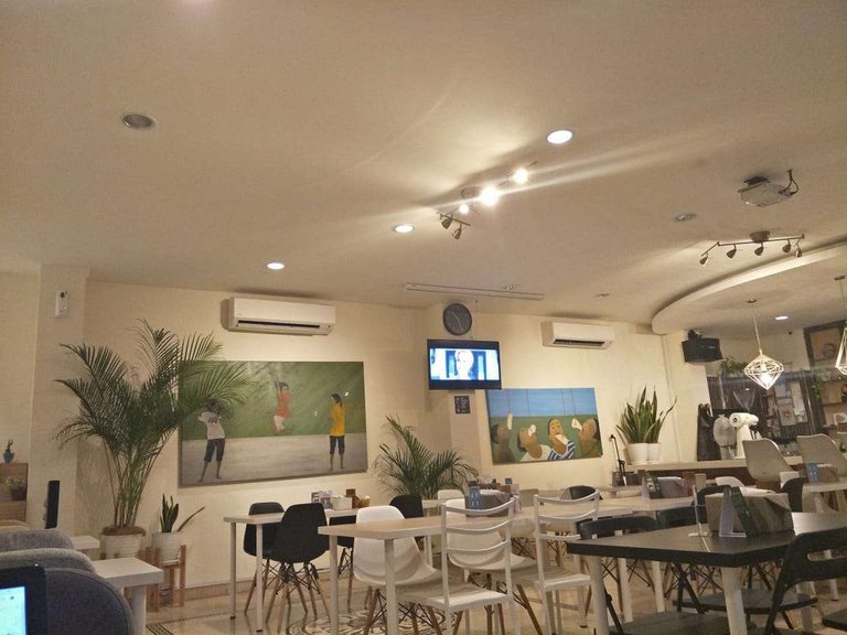 3 interior sang kafe.jpg