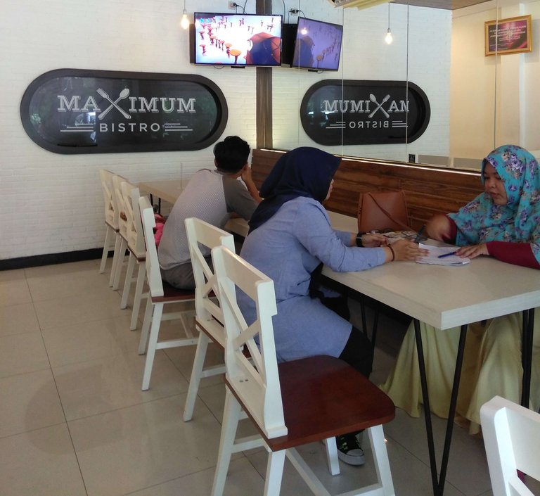Indoor Maximum Bistro .jpg