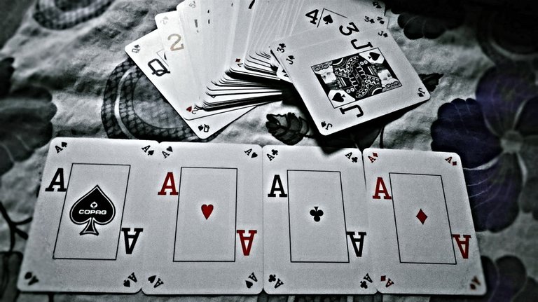 playpoker_img1_v3.jpg