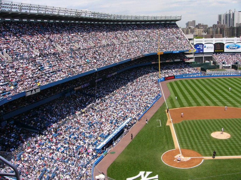 Yankees_stadium_crowd8d67b.jpg