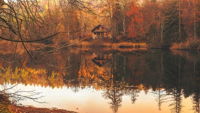 https://pixabay.com/photos/autumn-fall-cottage-house-hut-2021154/