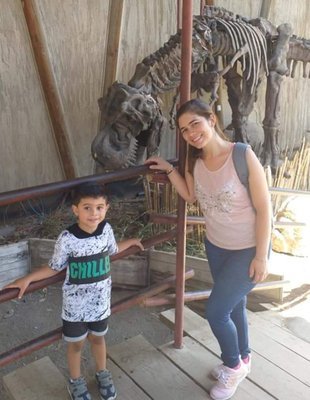 El y yo amamos los Dinosaurios./He and I love Dinosaurs.