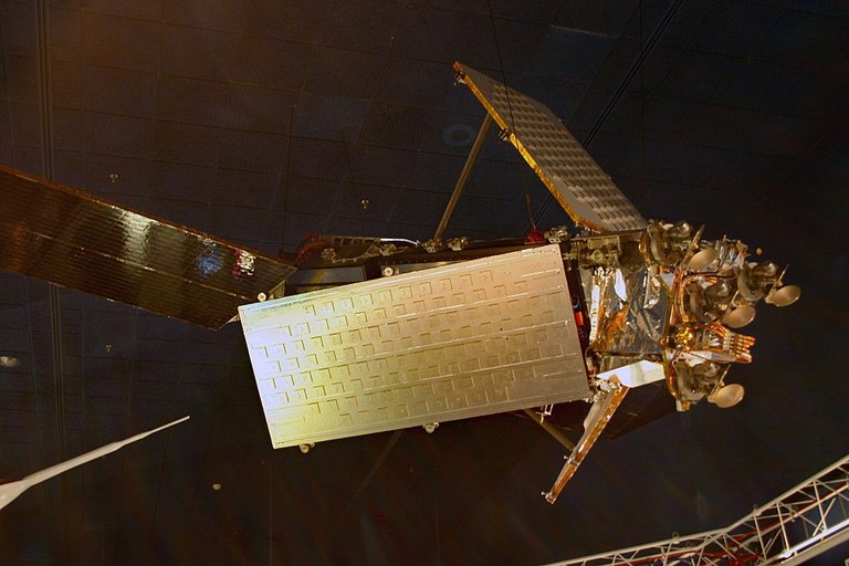 1024px-Iridium_satellite.jpg