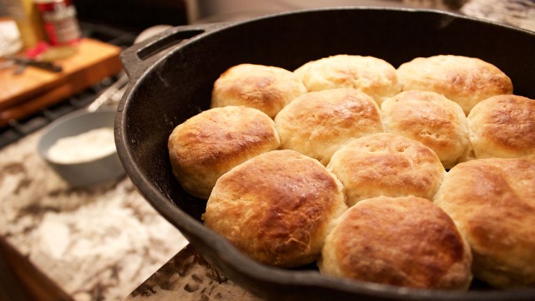 biscuits_in_iron_skillet_thegalavantgirl.jpg